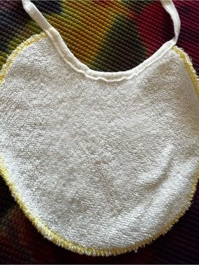 💛 Vintage 80s/90s White Terry Cloth Baby Bib Yellow Trim Tie Neck OS